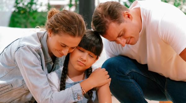 Psiholog: 5 moduri prin care părinții inteligenți emoțional gestionează vinovăția
