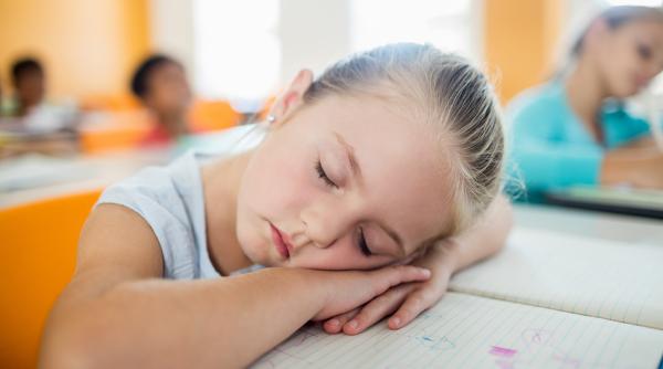 Ar trebui să înceapă elevii școala mai târziu dimineața? Reacțiile unui pediatru și ale unor profesori: „Copiii se culcă din ce în ce mai târziu”