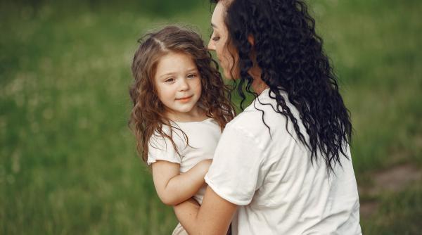 Cele două cuvinte mici pe care părinții uită adesea să le spună, dar copiii au mare nevoie să le audă