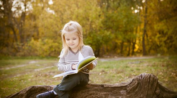 Obiceiuri de citit care fac diferența între un elev mediocru și unul foarte bun. Un studiu uriaș a arătat că micuții care cresc într-o casă cu multe cărţi au, în medie, 3 ani de şcoală în plus