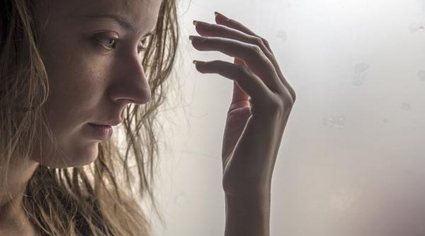 Statistică șocantă: O femeie ucisă săptămânal în România, creștere alarmantă a nerespectării ordinelor de protecție