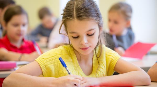 Un profesor universitar de la Yale spune, după ani de cercetări, care e cel mai bun predictor al succesului la școală: „Nu e doar teorie!”