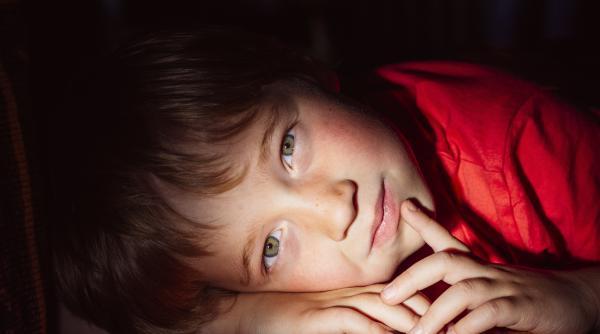 Copiii care vor să mulțumească pe toată lumea devin adulți nefericiți. 3 soluții pentru a preveni asta, potrivit psihologului Becky Kennedy 