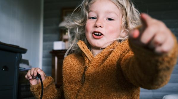 Comportamentele copiilor care pot fi supărătoare, dar sunt semne ale dezvoltării lor