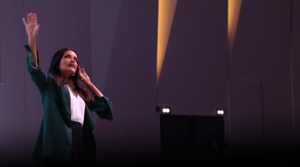 „Le punem copiilor o «lesă invizibilă», dar o numim «iubire necondiționată»”. Dr. Shefali avertizează părinții români: „Parentingul nu are, de fapt, legătură cu copilul! Atunci se rupe vraja!”