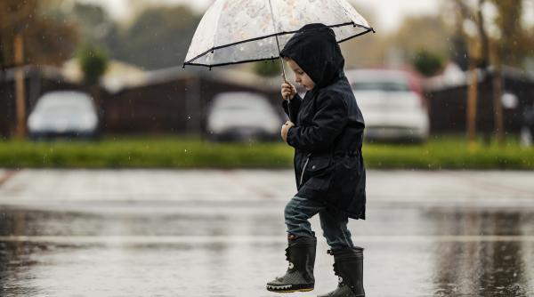 Decizie de ultim moment: Încă un județ închide școlile și grădinițele din cauza Codului Roșu de ploi torențiale! Sunt patru până acum! 