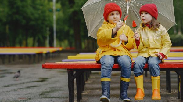 Peste 550.000 de elevi din București și 5 județe stau acasă miercuri, din cauza codului roșu de furtună