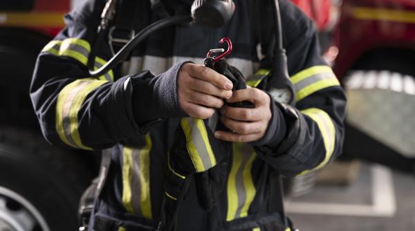 O mamă s-a închis cu fiul ei de 5 ani în casă și a dat foc locuinței. „Avea un băiețel așa isteț”