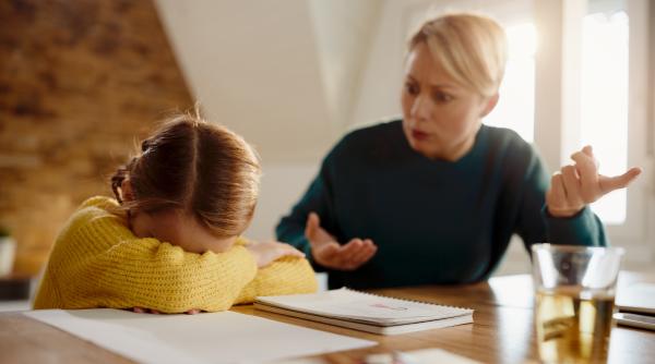 Temele copilului făcute împreună: ajută sau strică relația? Oana Moraru: „Părinții nu reușesc să se detașeze de rolul de profesor nemulțumit. Voi ați vrea să lucrați sub presiune?”