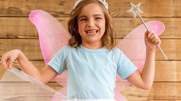 Zâna Măseluță își schimbă obiceiurile: oferă bancnote de 100 dolari și bijuterii de designer copiilor