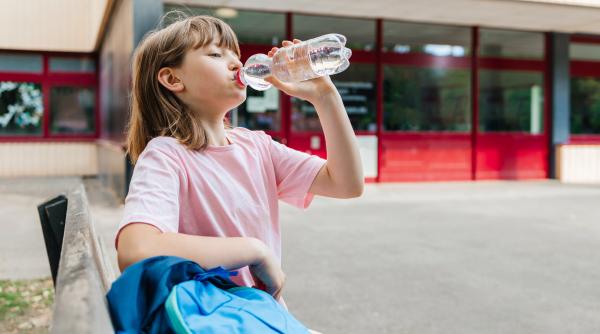 Cu ani în urmă, elevii nu aveau voie să aducă apă la ore. Cercetători: „Hidratarea corectă poate face diferența între un copil neatent și unul concentrat la ore!”