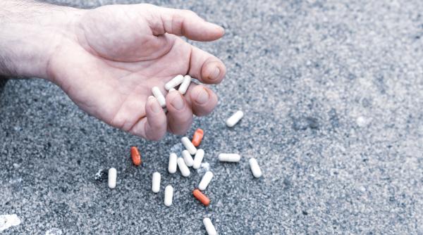 Școlile și familiile primesc ghiduri noi pentru prevenirea dependențelor de droguri și alcool