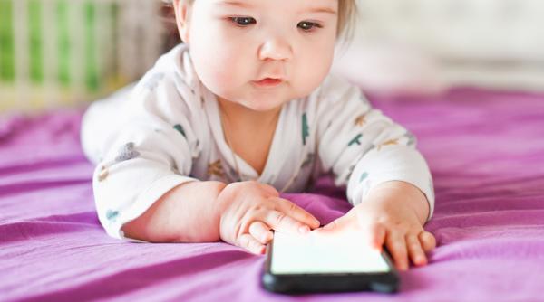 Tot mai mulți copii sub doi ani folosesc smartphone-uri, arată un nou studiu