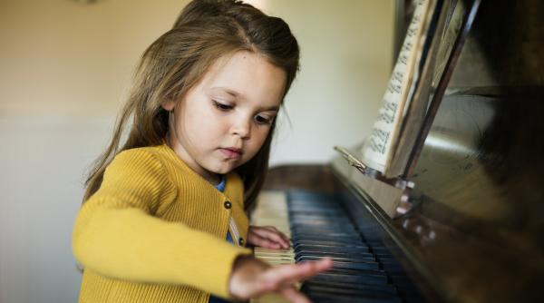 Pianul, ca limbaj universal pentru copiii cu autism: Prof. Alexandra Epure explică cum muzica îi ajută să comunice și să se dezvolte: „Au mai multă răbdare, mai multă atenție” / VIDEO