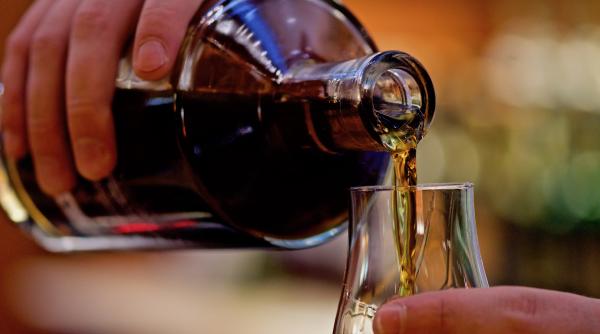 Un bărbat mușcat de o viperă a supraviețuit, iar șarpele a murit din cauza intoxicației cu alcoolul din sângele acestuia