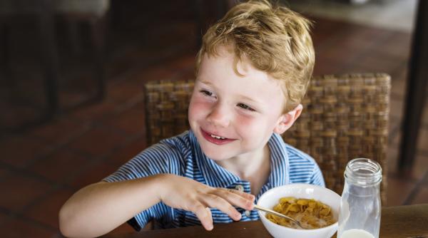 Atenție, părinți! Iată câtă proteină trebuie să consume copiii pe zi
