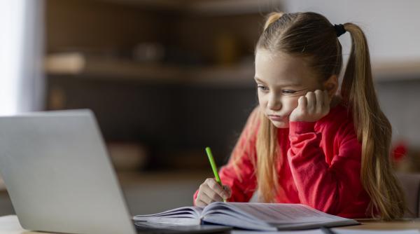 „Confortul oferit de acest instrument astăzi va avea un cost mai târziu!” Ce trebuie să știe părinții despre riscurile AI pentru copii: efecte asupra gândirii, creativității și comportamentului