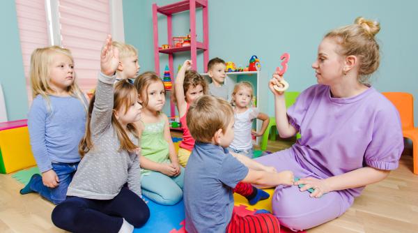 Copiii pierd vocabular important în grădinițele cu predare în limbi străine. Avertisment clar de la Oana Moraru: „O mare parte dintre ei vin cu goluri mari din spate”