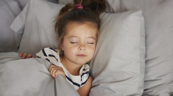 Doar 1 din 7 copii de școală primară doarme suficient. Ce trebuie să știe părinții!