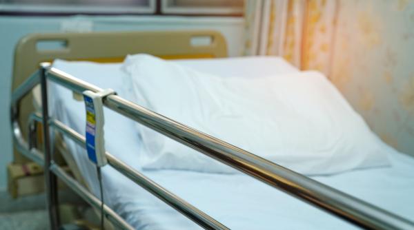 Reprezentanții clinicii unde o tânără de 29 de ani a murit, reacție: „Avem secţie ATI, complet echipată şi perfect funcţională”. De ce au ales, totuși, transferul la Spitalul Clinic Județean