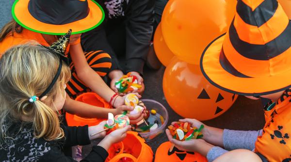 Vezi cum își gestionează copilul bomboanele de Halloween! Expert financiar: „E practic un test de personalitate pentru succesul viitor!”