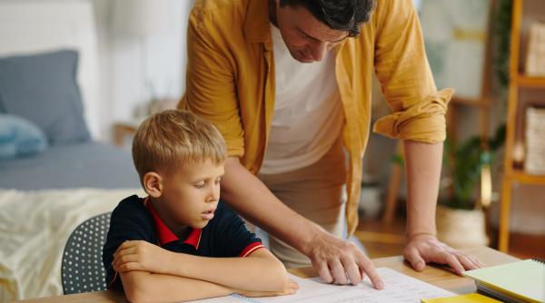 La ce vârstă poate copilul meu să-și facă temele singur? Un consultant educațional oferă răspunsul