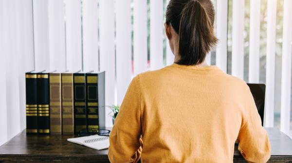 O contabilă de la două școli și-a dublat salariul din banii elevilor și profesorilor ani la rând: „Ciupea” câte 3 sau 5 lei, dar a fost prinsă dintr-o greșeală banală