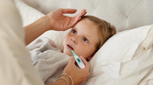 Febra la copii: Un medic împărtășește câteva sfaturi pe care toți părinții ar trebui să le cunoască