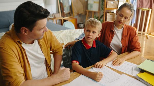 Greșeala pe care nu trebuie să o faci atunci când faci teme cu copilul tău, potrivit profesorilor