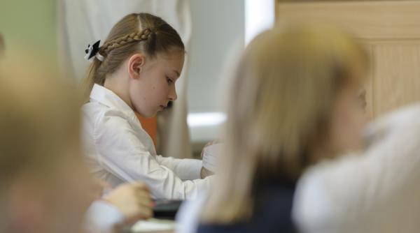 România, codașă în Europa la sprijinul pentru copiii care nu pot ține pasul la școală. Marian Staș: „Nu putem să facem ceva pe genunchi și să fie bine”