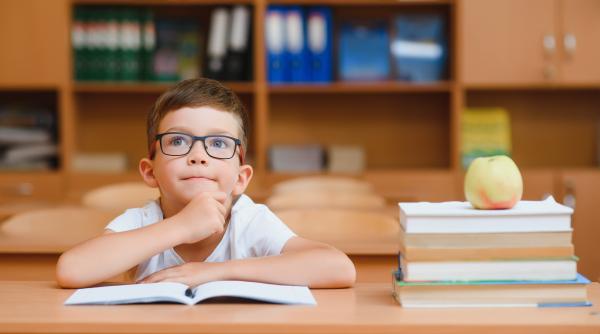 Elevii care par „visători” în clasă ascund de fapt această abilitate rară. Studiile arată că au șanse mari de succes ca adulți