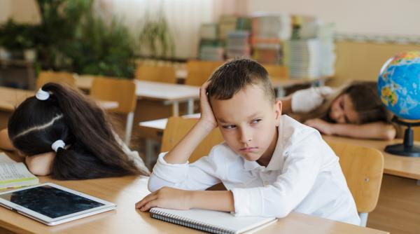 Copiii care au schimbat şcoala pot avea nevoie de mai mult timp să se adapteze. Ce pot face părinţii şi cadrele didactice?