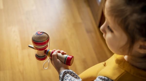 Kendama provoacă controverse în școli: „De ce să o interzicem și să nu interzicem telefoanele? E absurd!” Dr. Corina Lupău: „Dezvoltă motricitatea, atenția și perseverența”