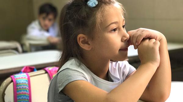 Prof. Claudia Chiru, apel către părinții copiilor cu CES: „Tu îl vezi primul că nu este tipic. Când îl duci la școală, trebuie să spui: «Am adus asta. Ce facem de acum înainte?»” / VIDEO