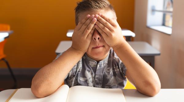 „Părintele poate alege dacă declară copilul cu CES sau nu. Legea nu îl obligă!” Prof. Claudia Chiru atrage atenția: „Elevii atipici sunt integrați forțat, nu avem spații, nu avem sprijin” / VIDEO