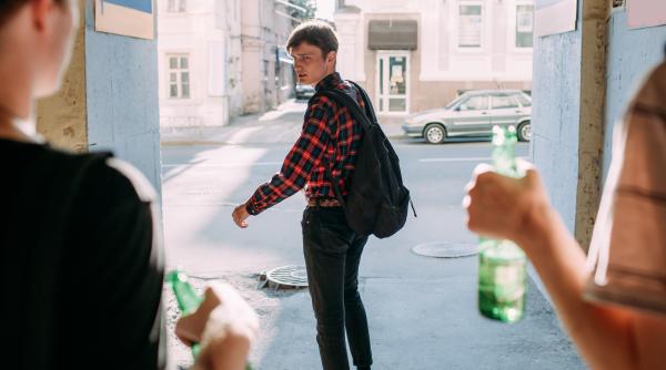 România, peste media europeană la consumul de alcool, fumat și dependența online. Daniel David: „Nu avem suficienți specialiști și oricât de mult lucrează şcoala, nu au cum să înlocuiască părintele”