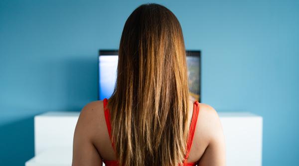 Scandal la un liceu din Iași: o profesoară și-a dat demisia după ce elevii au descoperit că făcea videochat