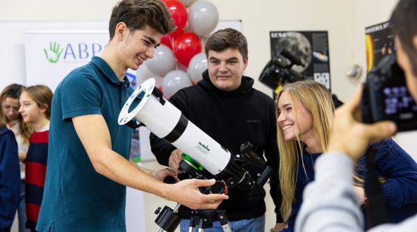 Elevii de la un colegiu din țară au un laborator de geografie și astrofizică pentru a explora universul