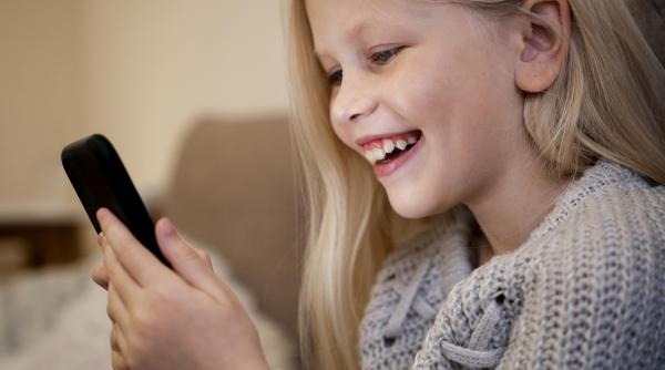 Expunerea copiilor la media digitală – ce arată noul studiu făcut de Cambridge Judge Business School