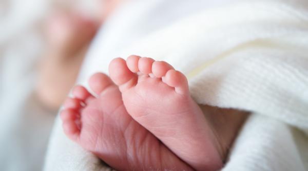 Doi tineri din Gorj și-au vândut copilul nou-născut pentru 7.000 de euro