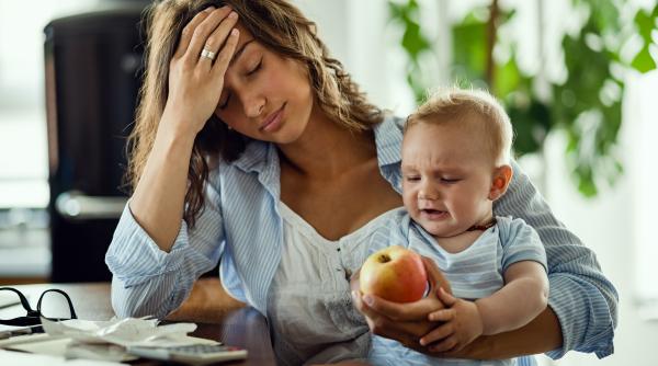 Mame, nu trebuie să faceți totul singure! Trei pași pentru a vă elibera mintea