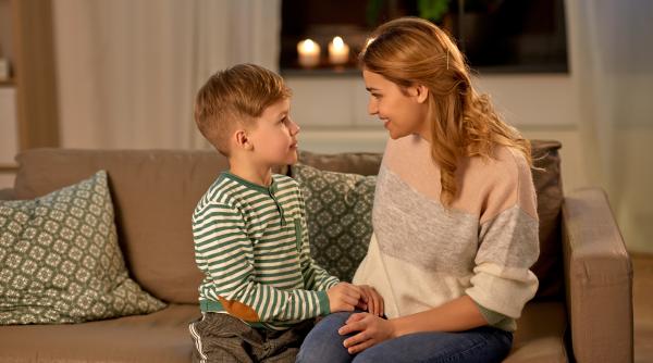 „E bine ce fac?” Ce înseamnă că copilul tău caută mereu aprobarea ta, potrivit psihologiei