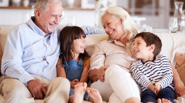 Persoanele care rămân foarte apropiate de bunicii lor ca adulți au, de obicei, aceste trăsături frumoase