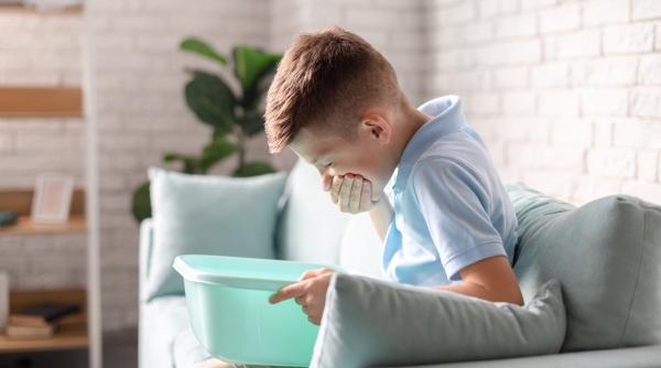 Chiar trebuie să-i dai zahăr unui copil ca să nu mai vomite? Medic pediatru: „Cea mai bună opțiune este asta!”