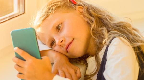 „Este inutil ca părinții să ceară scoaterea telefoanelor din școli dacă permit utilizarea lor acasă”, avertizează experții în sănătate digitală și educație