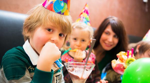 1,5 milioane de români îşi sărbătoresc onomastica de Sfinţii Arhangheli Mihail şi Gavriil. Cine îşi serbează ziua şi cele mai frumoase mesaje de trimis