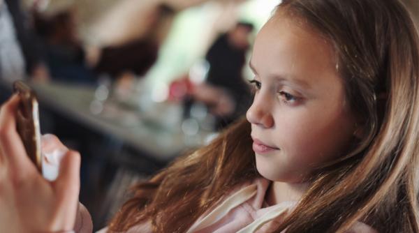 Studiu: România cheltuie anual cel puţin 0,4% din PIB din cauza efectelor adicţiilor la minori. Prof. univ. dr. Mihaela Mosora: „Dacă prevalenţa nu este diminuată, costurile vor creşte de la an la an”