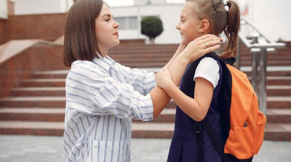 Nu mai întreba „cum a fost la școală azi?”. Dacă vrei să crești un copil rezilient și sigur pe el, folosește aceste 7 întrebări în schimb