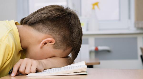 „Copilul meu nu vrea să-și facă temele”: Cum îl poți motiva fără să-l presezi?