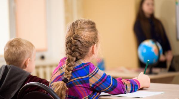 Ce ar avea nevoie un profesor care are unul sau mai mulți copii cu CES în clasă? Prof. Claudia Chiru spune ce lipsește astăzi în școli și de ce schimbarea nu mai poate fi amânată / VIDEO